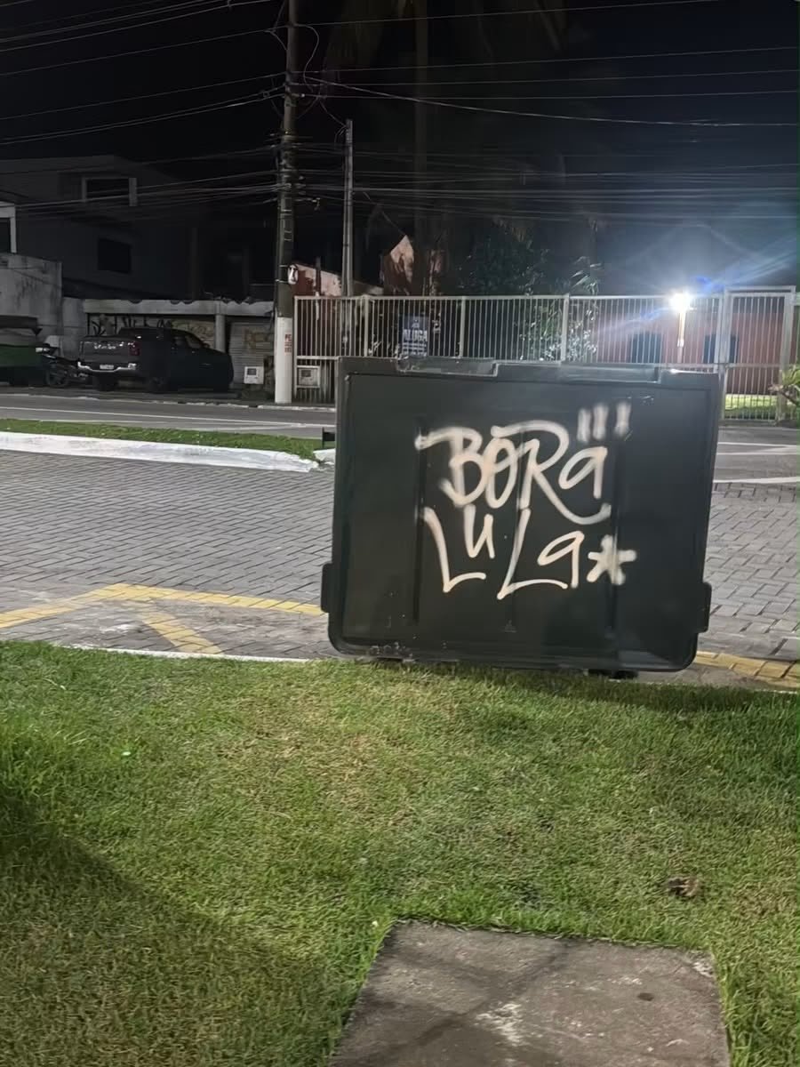 MANIFESTAÇÃO PRÓ-LULA PELA DEMOCRACIA TERMINA COM PICHAÇÕES E CONDUÇÃO