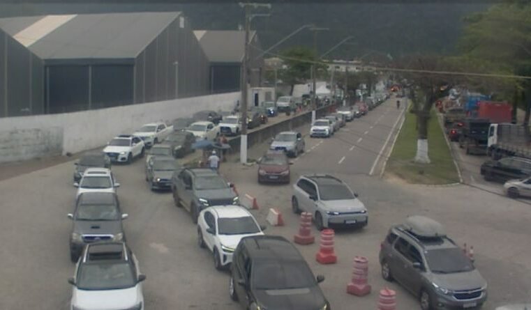 Balsa para Ilhabela tem espera de 4 horas