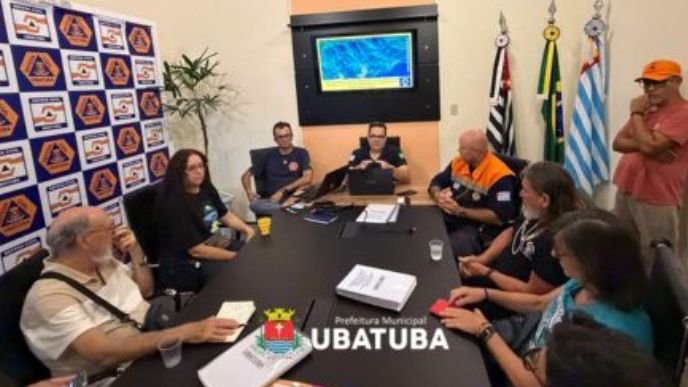 Rio Indaiá muda de cor em Ubatuba