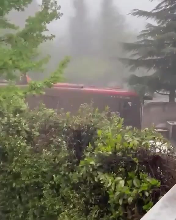 Aluvião arrasta carros, invade casas e deixa mais de 2 mil imóveis afetados no…