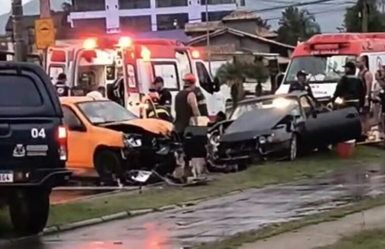 Acidente entre dois veículos mobiliza Bombeiros e SAMU