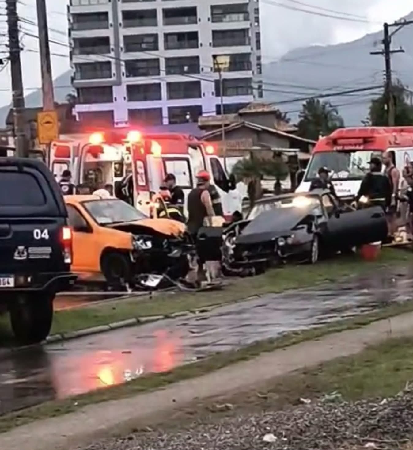 Acidente entre dois veículos mobiliza Bombeiros e SAMU