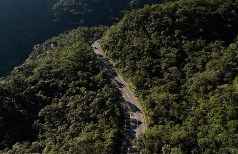 Rodovia Mogi-Bertioga tem tráfego normal e tempo parcialmente nublado