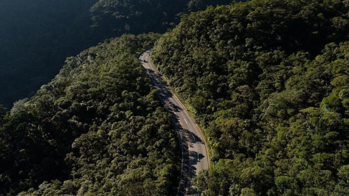 Rodovia Mogi-Bertioga tem tráfego normal e tempo parcialmente nublado