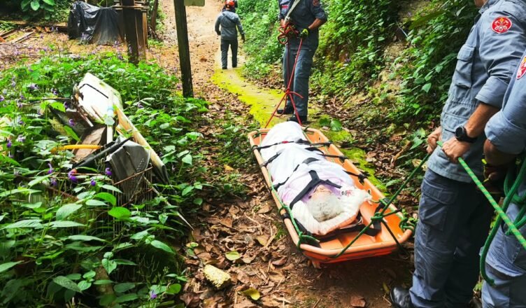 Ubatuba: Bombeiros são acionados para resgate de idosa ferida