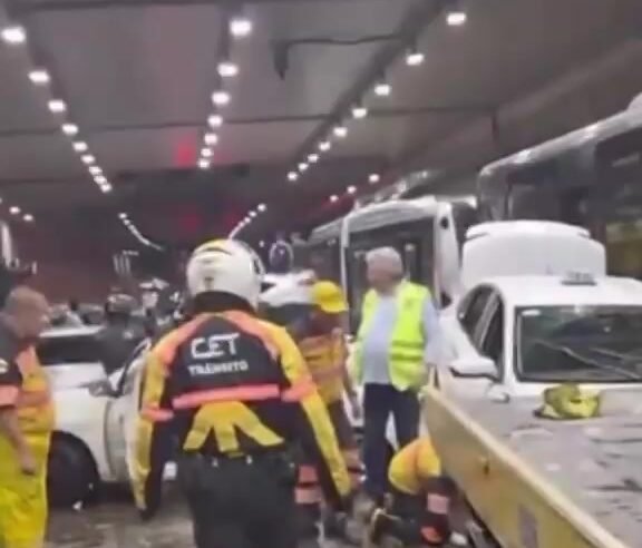 Lama e carros empilhados marcam túnel do Anhangabaú