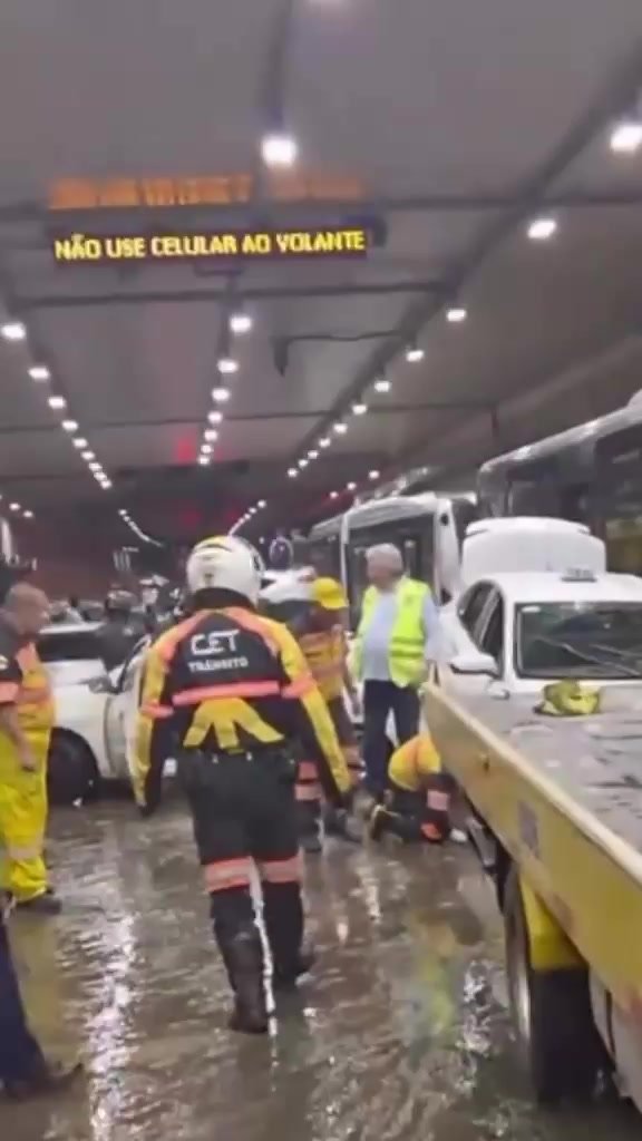 Lama e carros empilhados marcam túnel do Anhangabaú