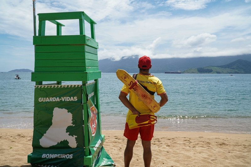 Ilhabela abre 20 vagas temporárias de guarda-vidas