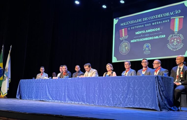 Solenidade no Teatro Municipal de São Sebastião homenageia autoridades