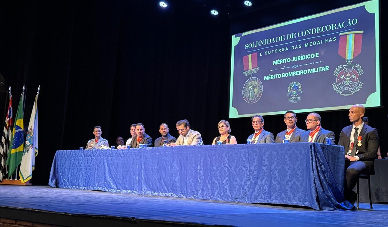 Solenidade no Teatro Municipal de São Sebastião homenageia autoridades