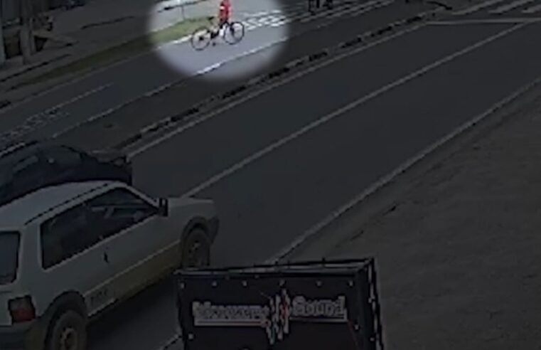 Vídeo mostra motociclista atingindo ciclista idoso em avenida