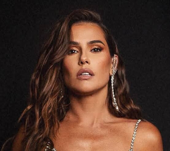 Deborah Secco repudia comentários machistas em mensagens vazadas