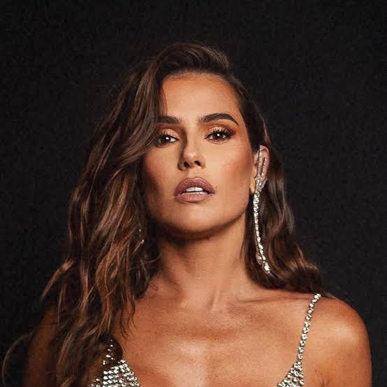 Deborah Secco repudia comentários machistas em mensagens vazadas