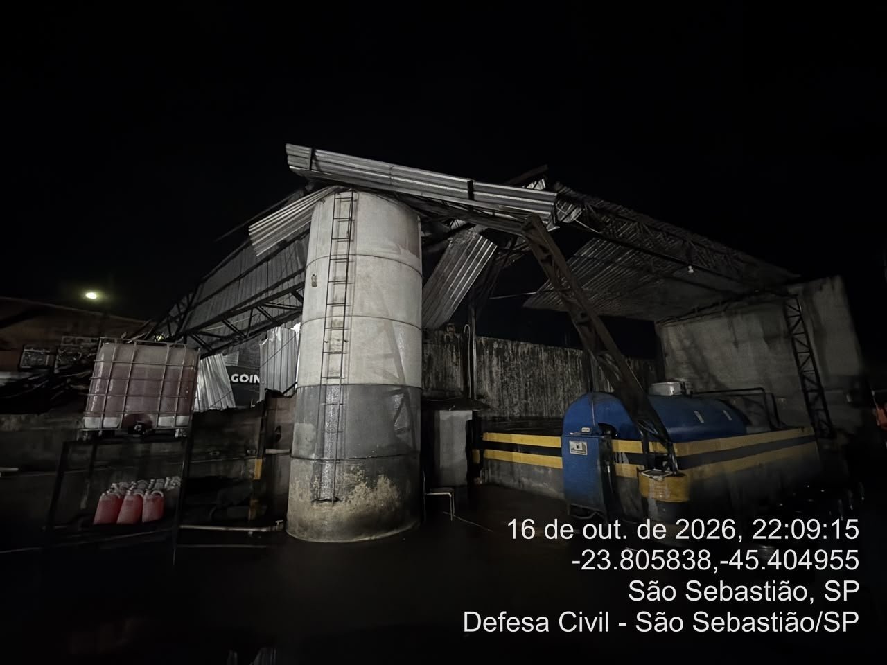 Estrutura de garagem da transportadora municipal desaba em São Sebastião
