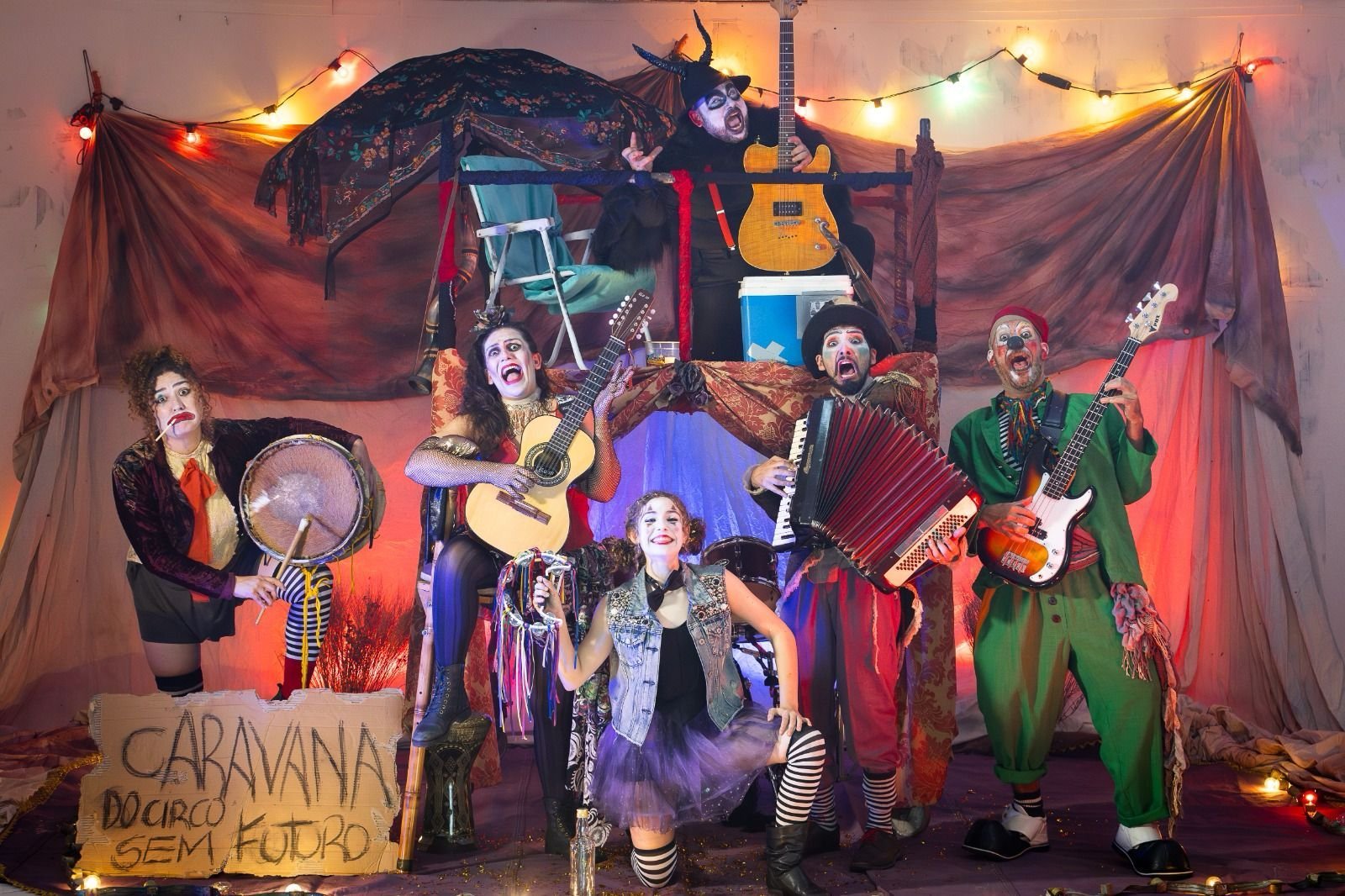 Espetáculo “Caravana do Circo sem Futuro” do grupo Nômade