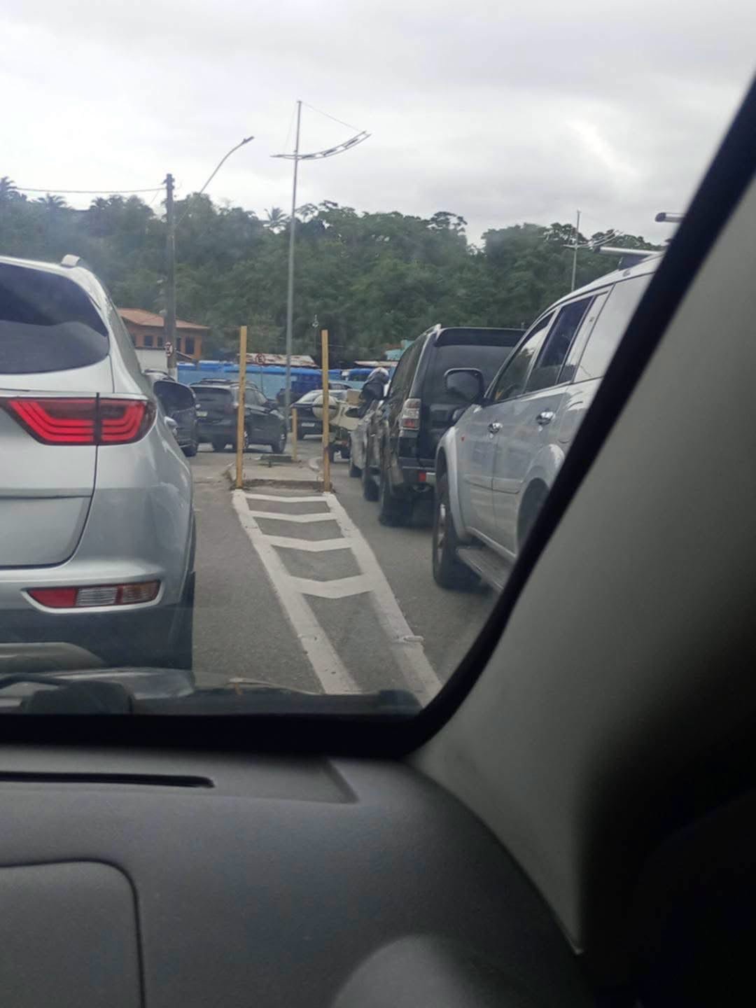 Motoristas enfrentam mais de duas horas na balsa de Ilhabela