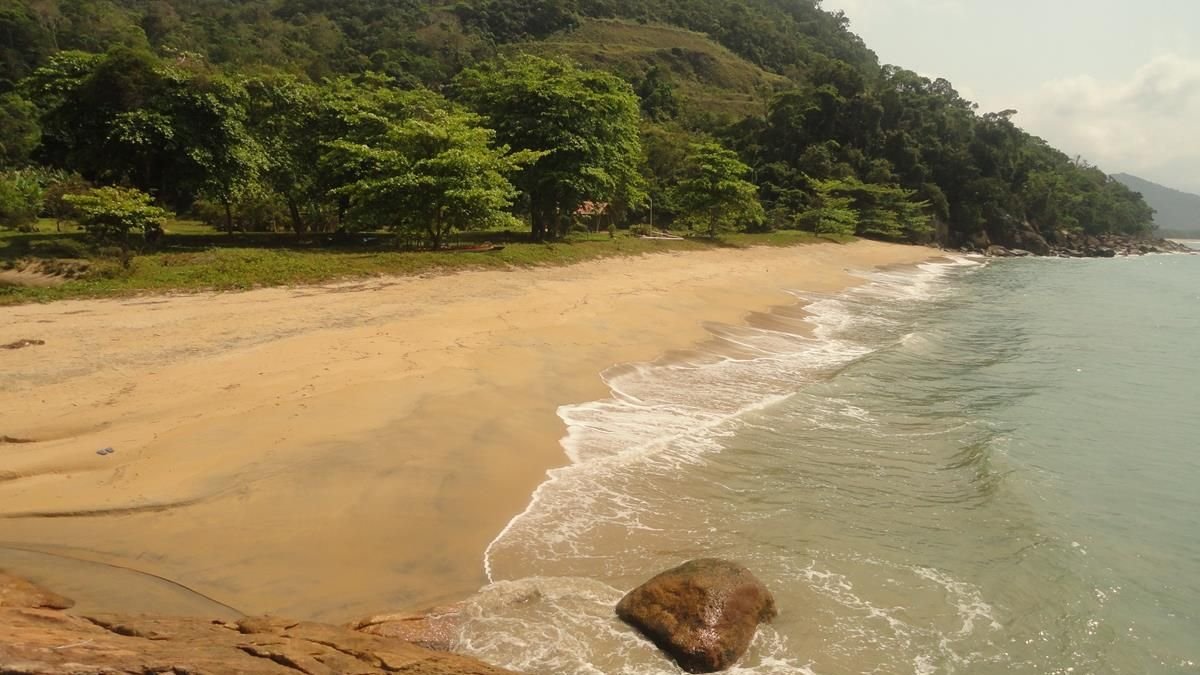 Praia do Meio permanece pouco conhecida por acesso difícil