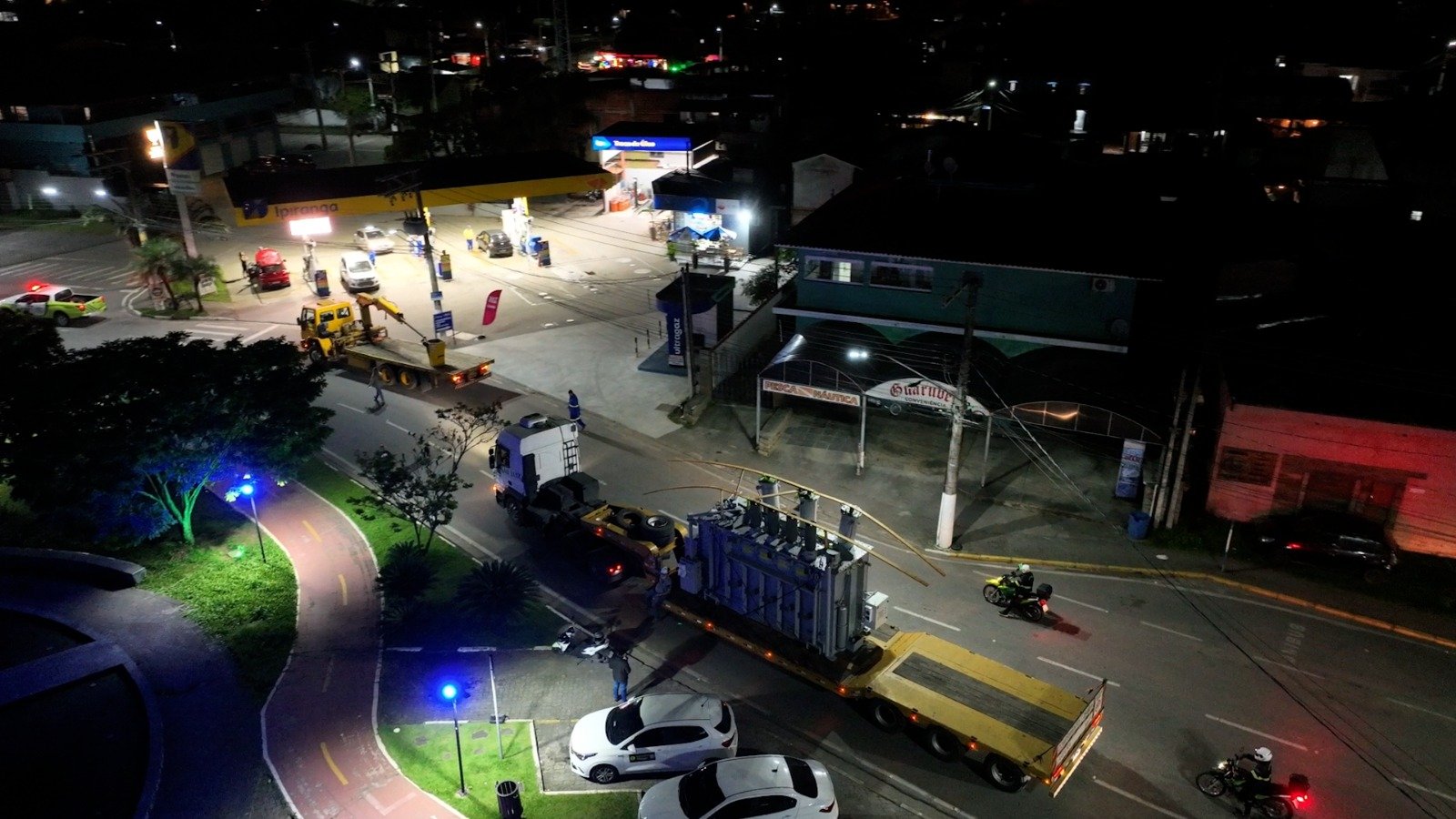 Carreta de 25 metros leva transformador de 50 toneladas