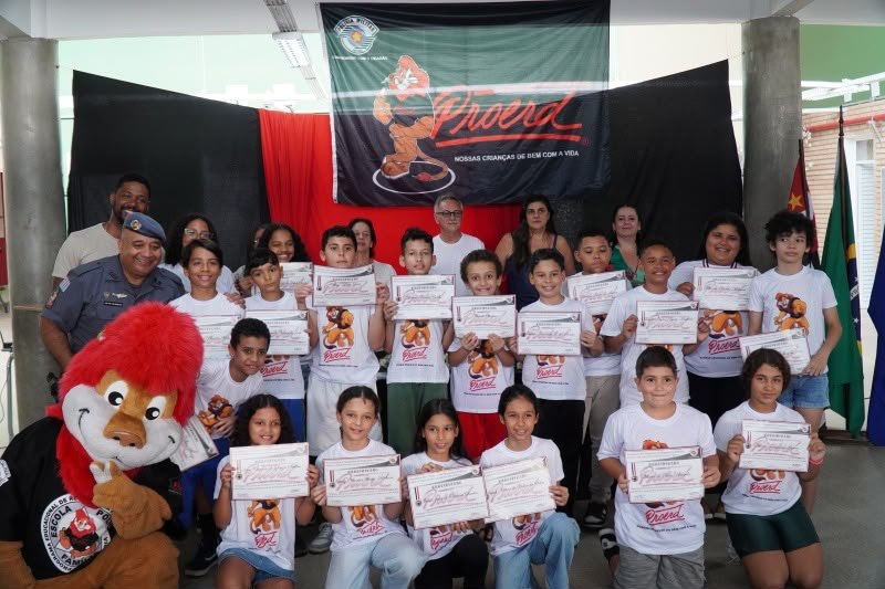 Ilhabela realiza formatura de 350 alunos do Proerd