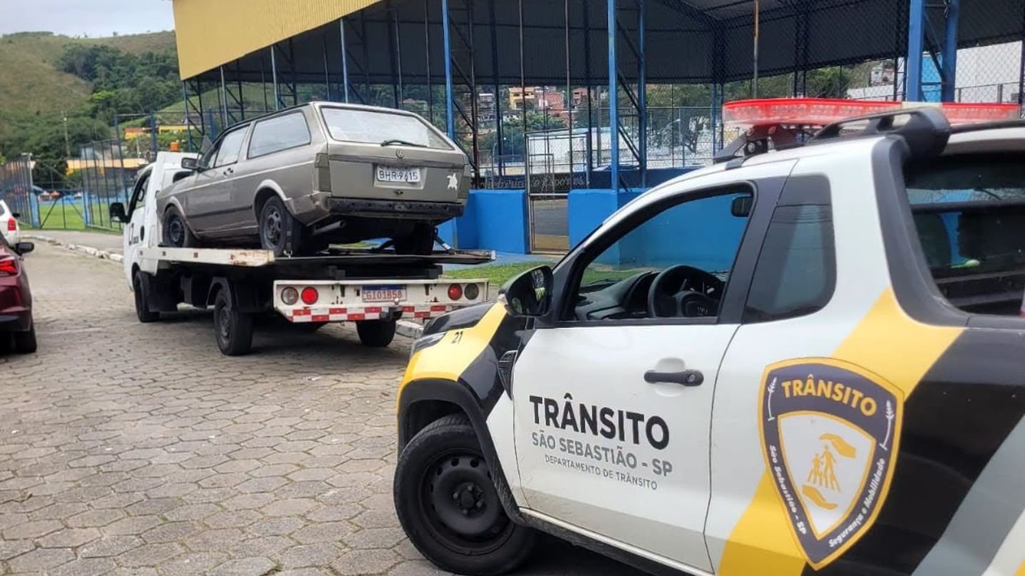Polícia retira cinco veículos abandonados em Topolândia