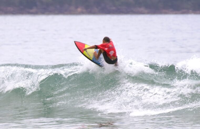 Praia da Baleia recebe mais de 300 surfistas