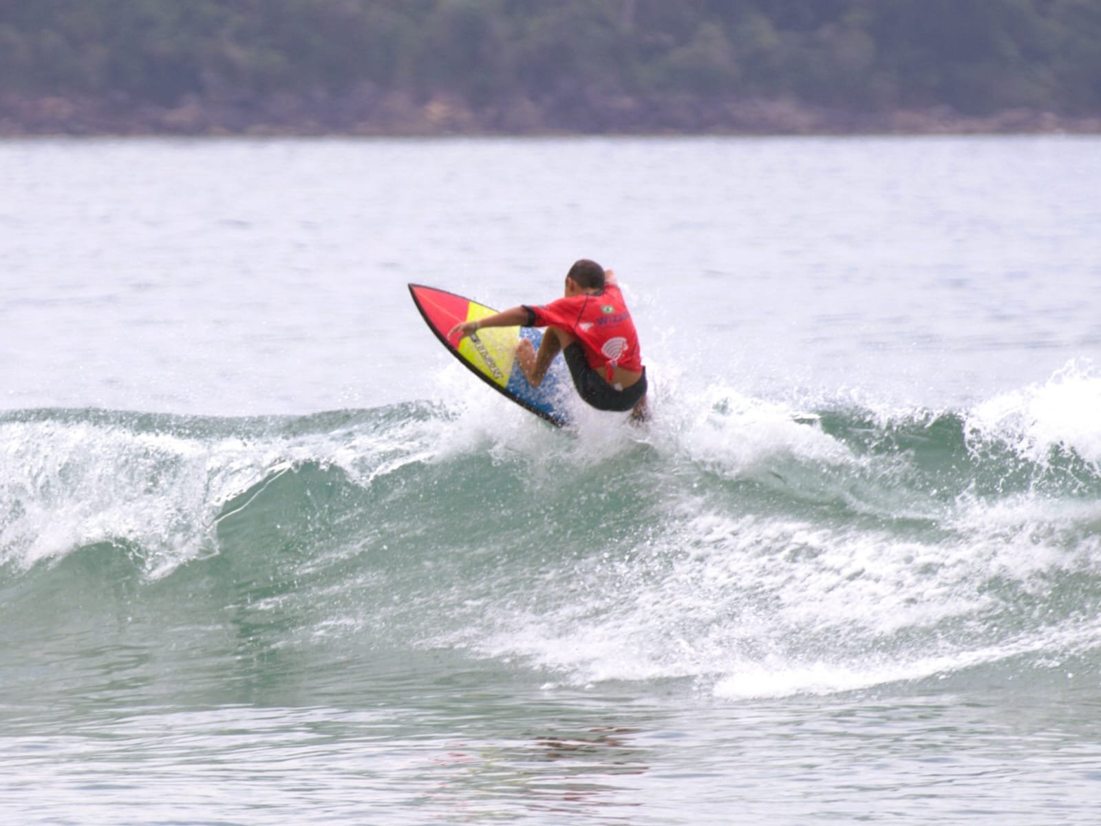 Praia da Baleia recebe mais de 300 surfistas