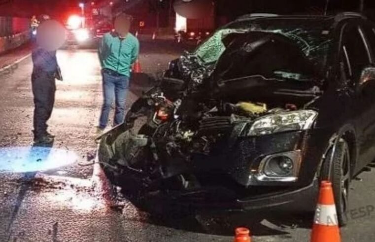 Batida frontal entre moto e carro deixa dois mortos