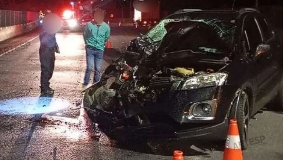 Batida frontal entre moto e carro deixa dois mortos