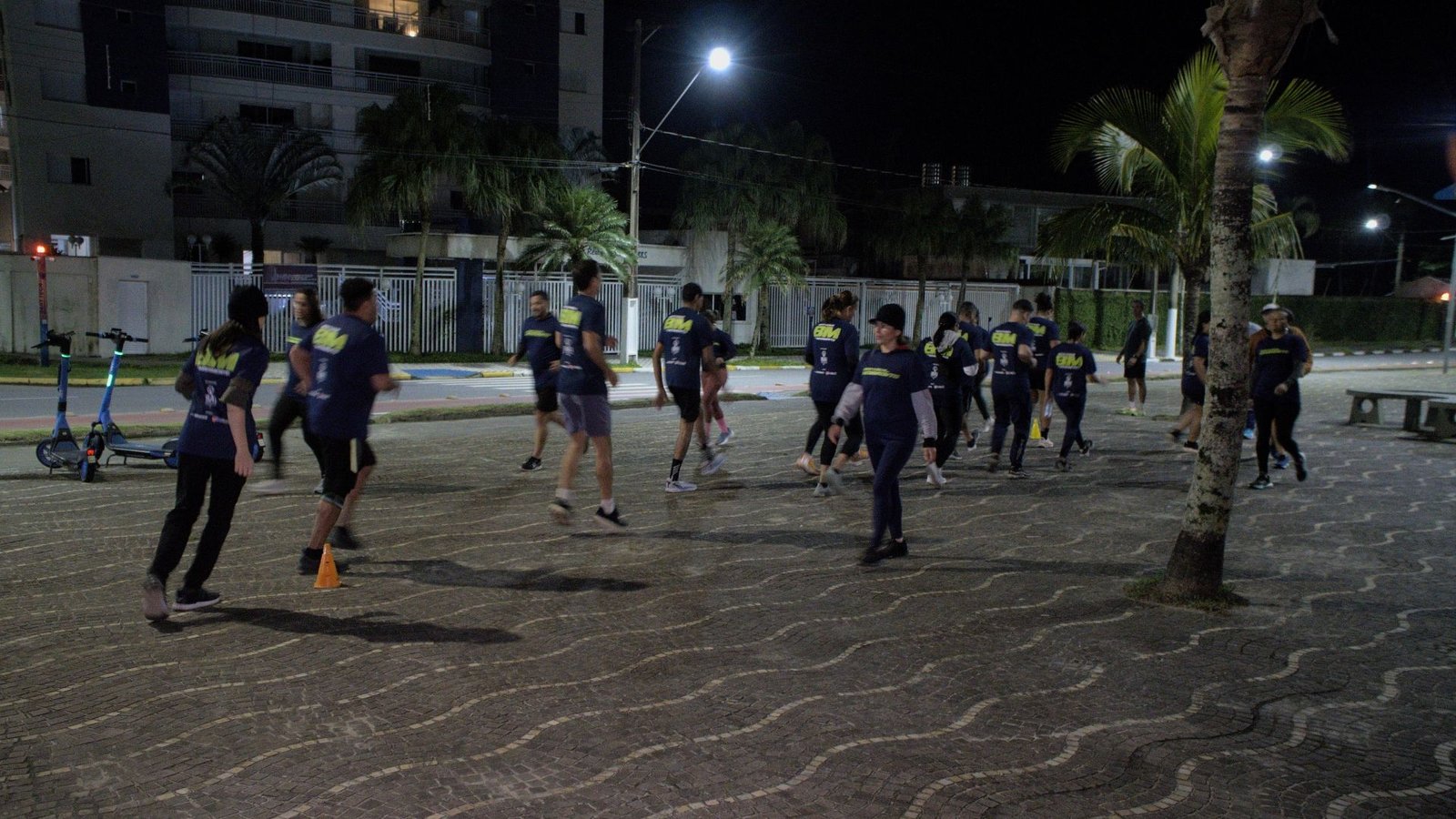 Fisioterapeuta orienta mulheres sobre corrida e saúde em Bertioga