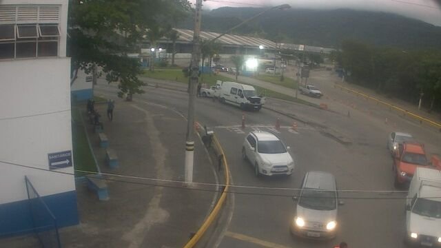 Baixa maré suspende veículos pesados em balsa de Ilhabela
