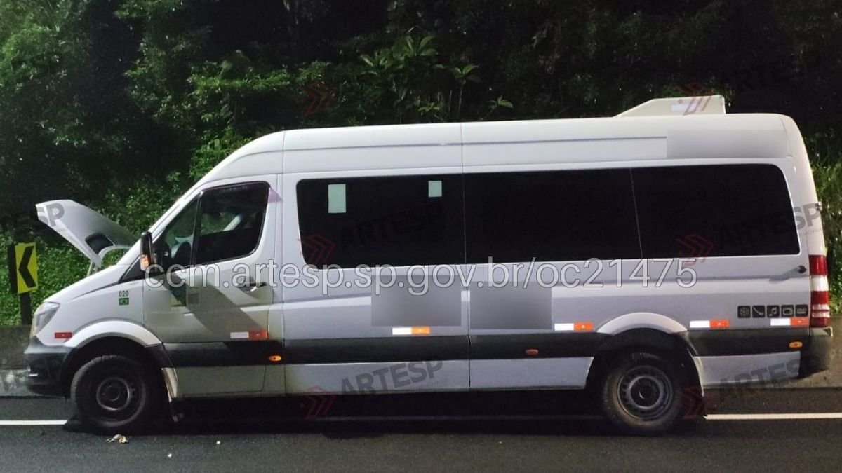 Van bate em barreira após aquaplanar na rodovia