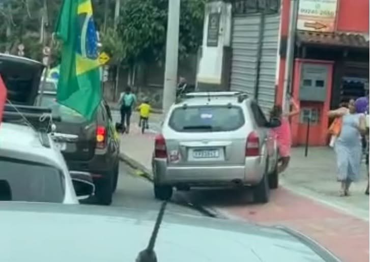 Motorista invade ciclovia e atinge duas crianças em Ilhabela
