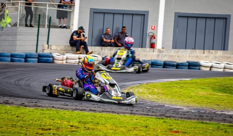 Piloto Anna Pimpão, de Caraguatatuba, conquista o 4º lugar na final do Circuito Paulista de Kart