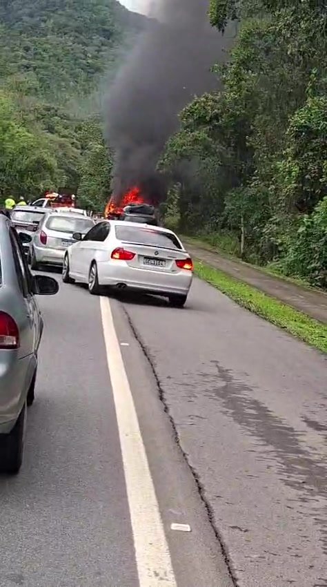 VEÍCULO PEGA FOGO E BLOQUEIA TOTALMENTE A SP-55 NOS DOIS SENTIDOS EM UBATUBA