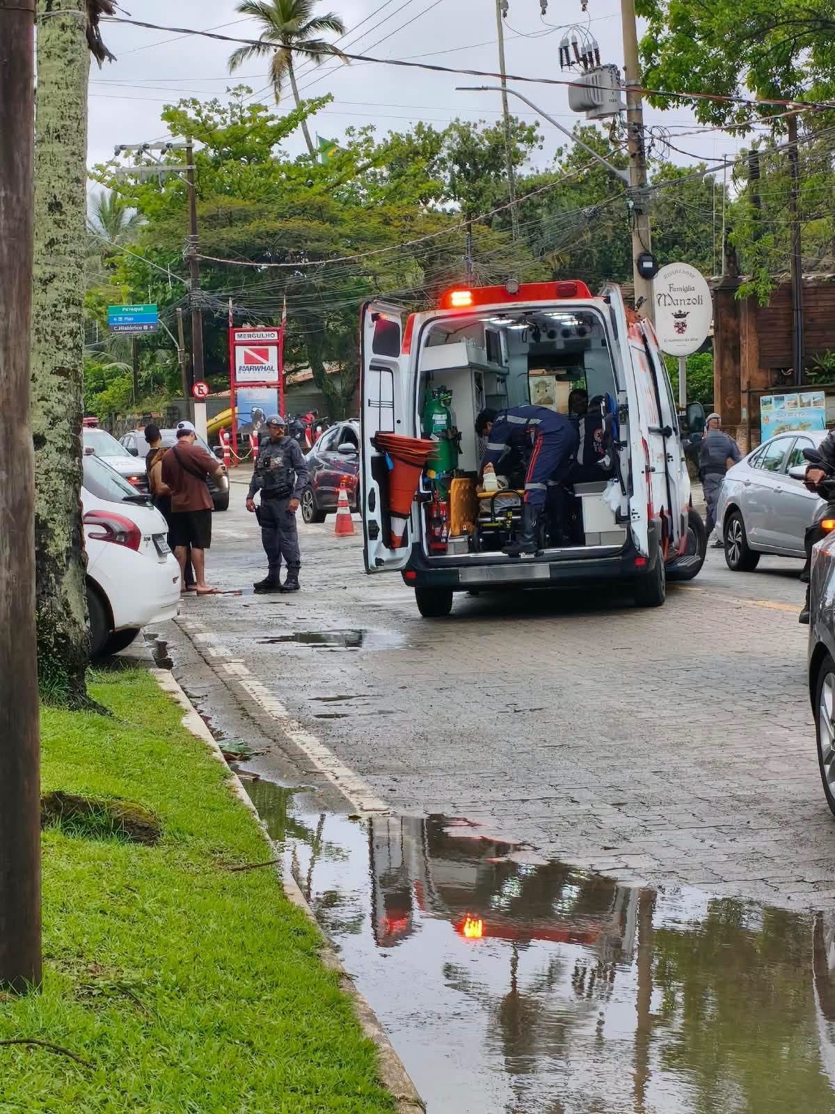 COLISÃO FRONTAL ENTRE MOTO E CARRO DEIXA HOMEM FERIDO NO PEREQUÊ, EM ILHABELA