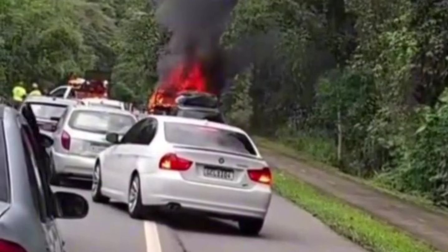 Caminhão pega fogo na SP-55 interrompe tráfego em Ubatuba