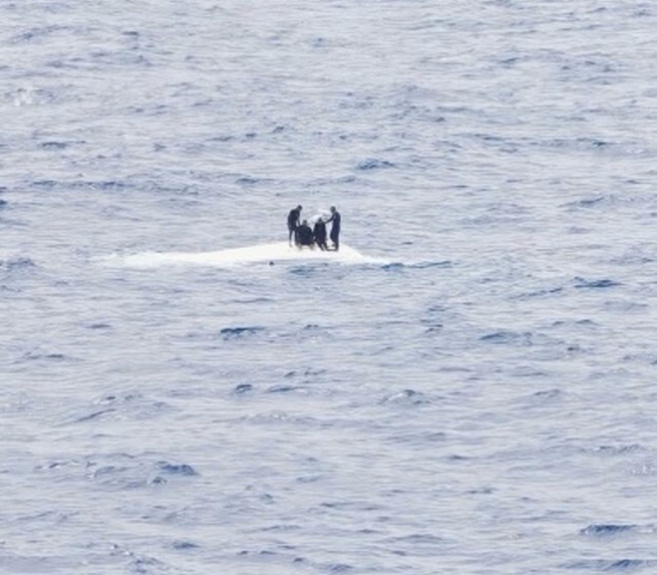 Embarcação Águia VII em emergência a 88 milhas de São Sebastião