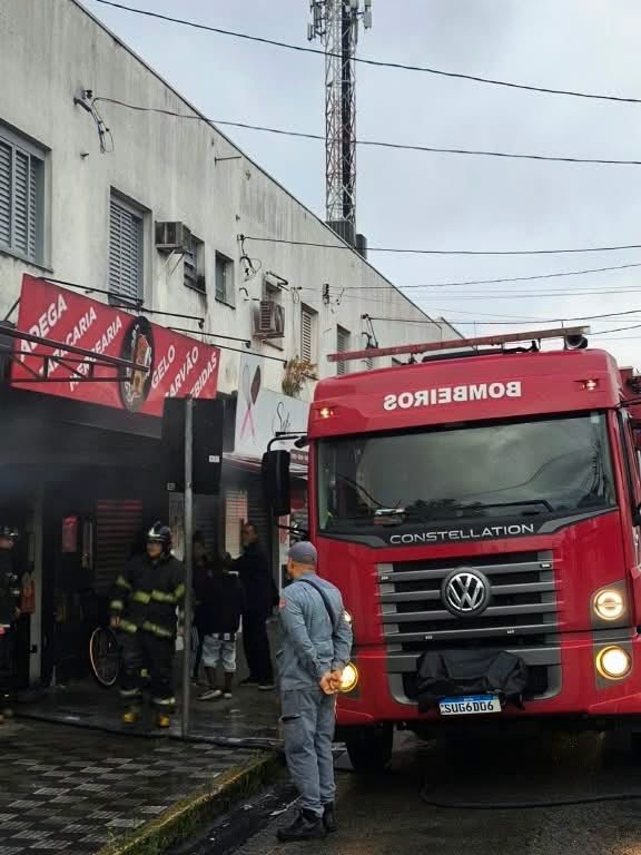 INCÊNDIO ATINGE ADEGA NO JARDIM PRIMAVERA, EM CARAGUATATUBA