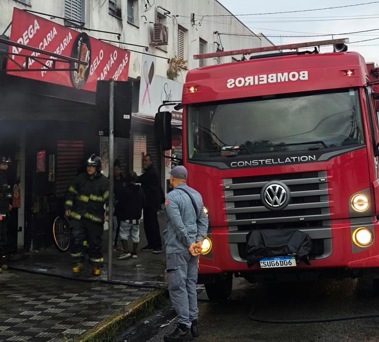 Corpo de Bombeiros combate incêndio em adega no bairro Jardim Primavera, em Caraguatatuba