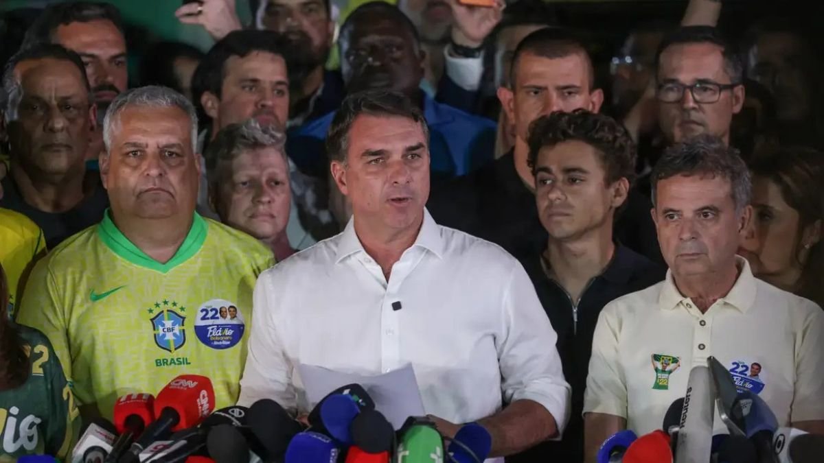 Flávio Bolsonaro vence Lula em quatro cidades do litoral norte