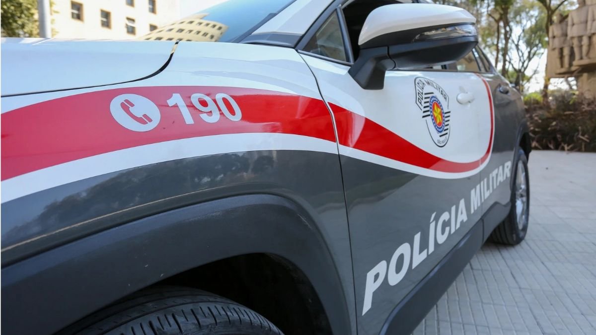 Mulher agride companheiro e destrói câmera da polícia em São Sebastião