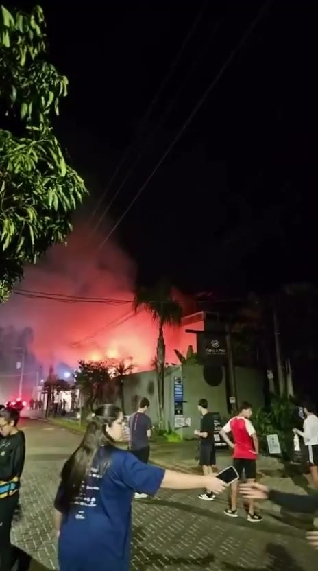 Incêndio atinge condomínio na Avenida Mãe Bernarda em Juquehy