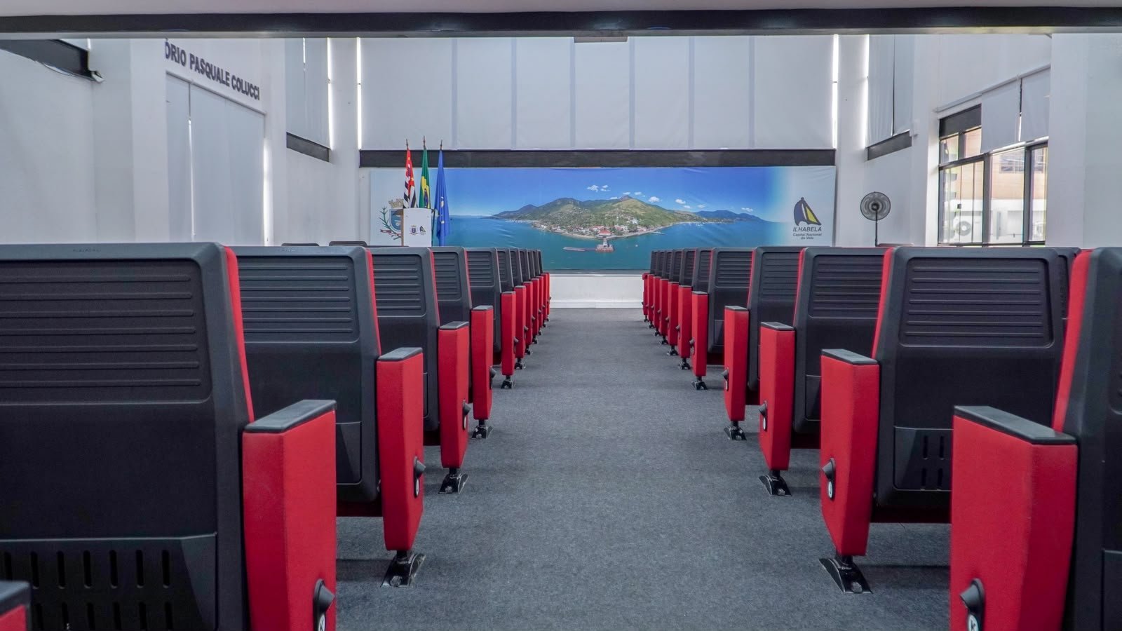 Prefeitura de Ilhabela promove palestra sobre saúde feminina para servidoras municipais no Outubro Rosa