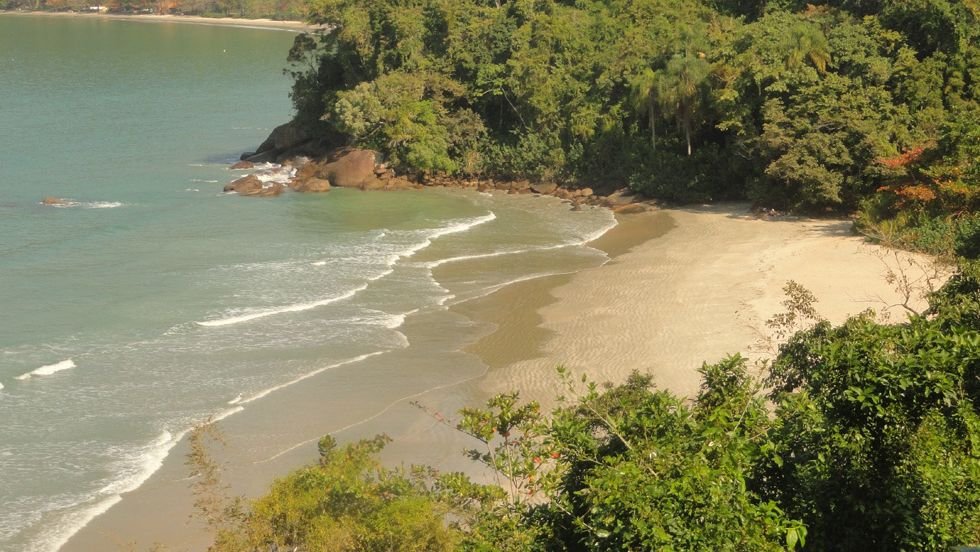 Praia Brava da Fortaleza em Ubatuba tem acesso por trilha