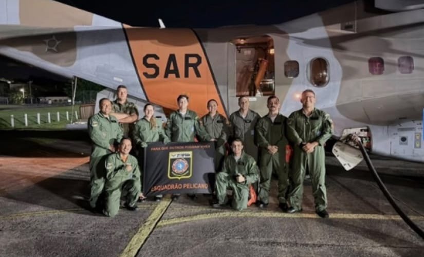 FAB resgata bombeiros de São Sebastião à deriva