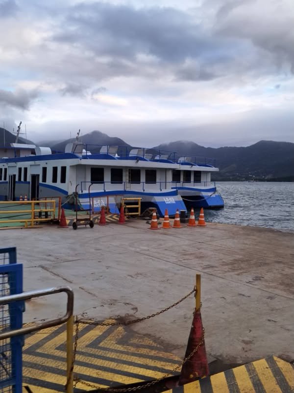 Catamarã paralisa na maré cheia e usuários reclamam