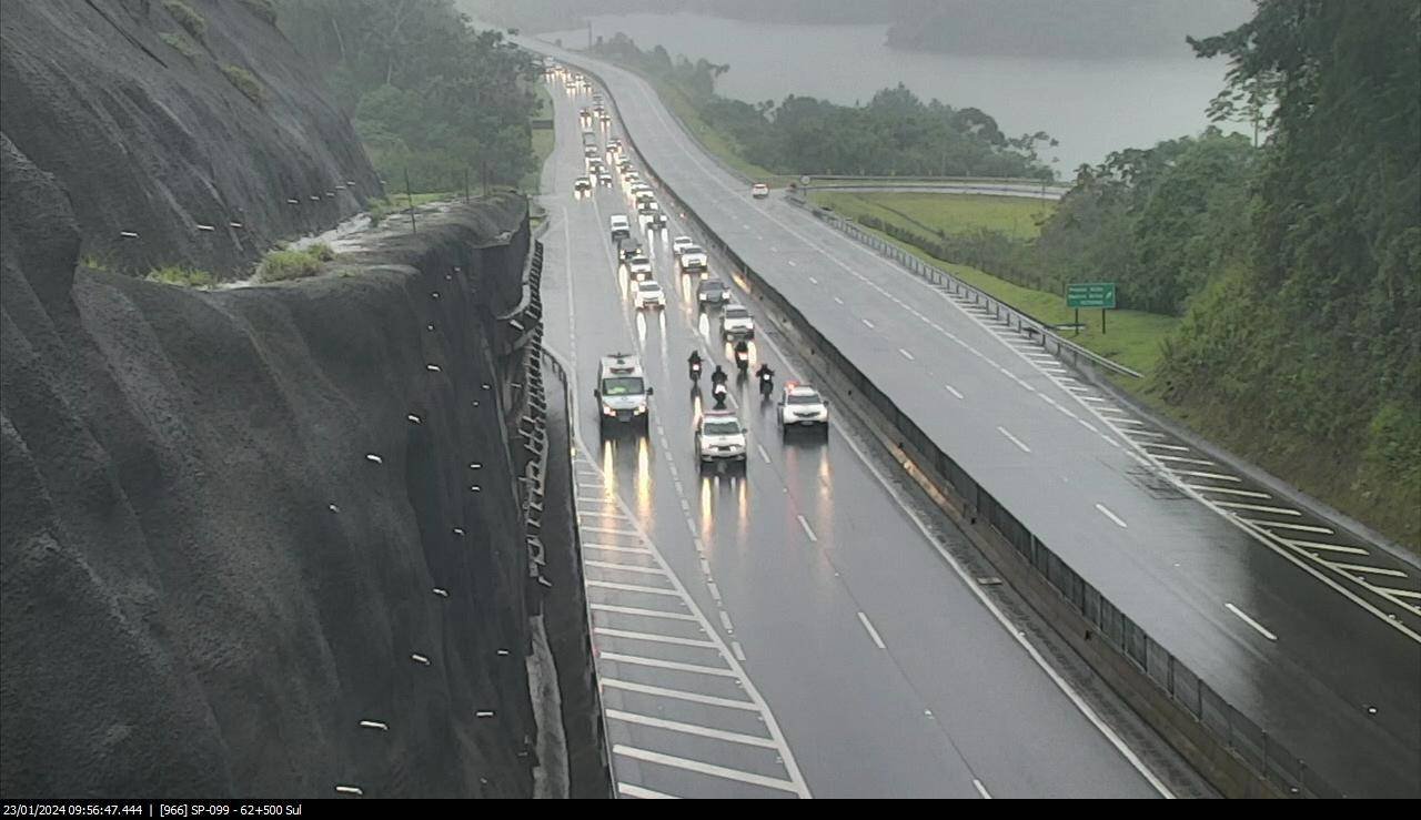 Rodovia dos Tamoios tem 145 mil veículos no feriado