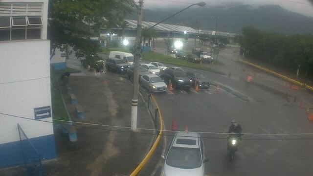 Balsa de Ilhabela opera com seis embarcações sob chuva
