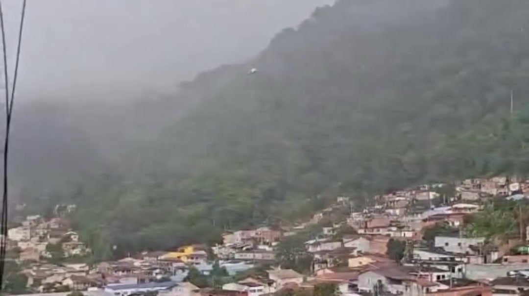 Helicóptero Águia sobrevoa Olaria e Itatinga em São Sebastião
