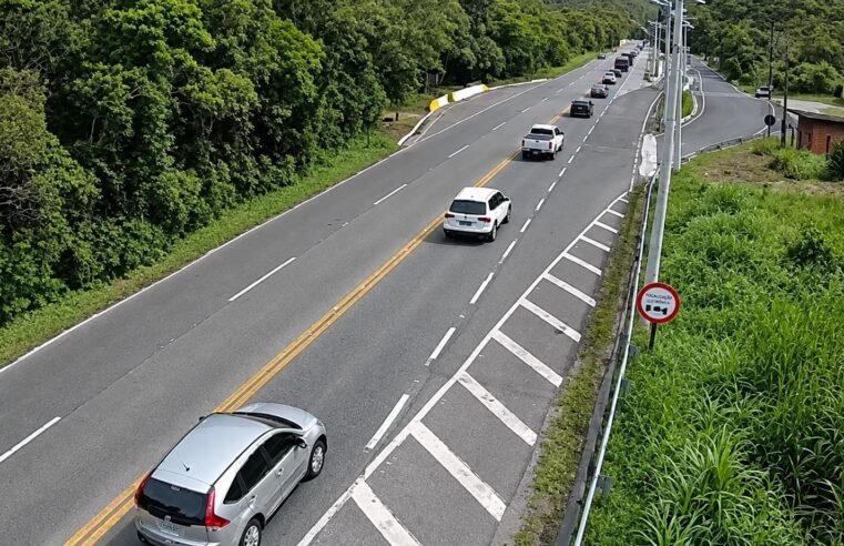 Trânsito normal e clima varia entre Mogi e Bertioga
